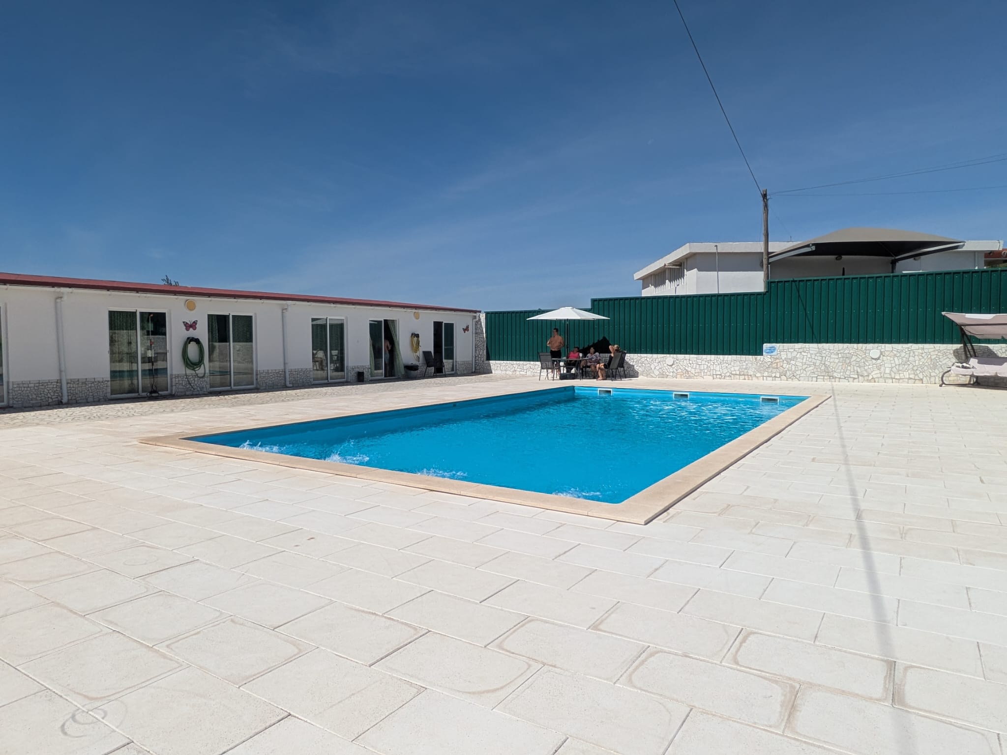 Piscina e lounge - imagem 1