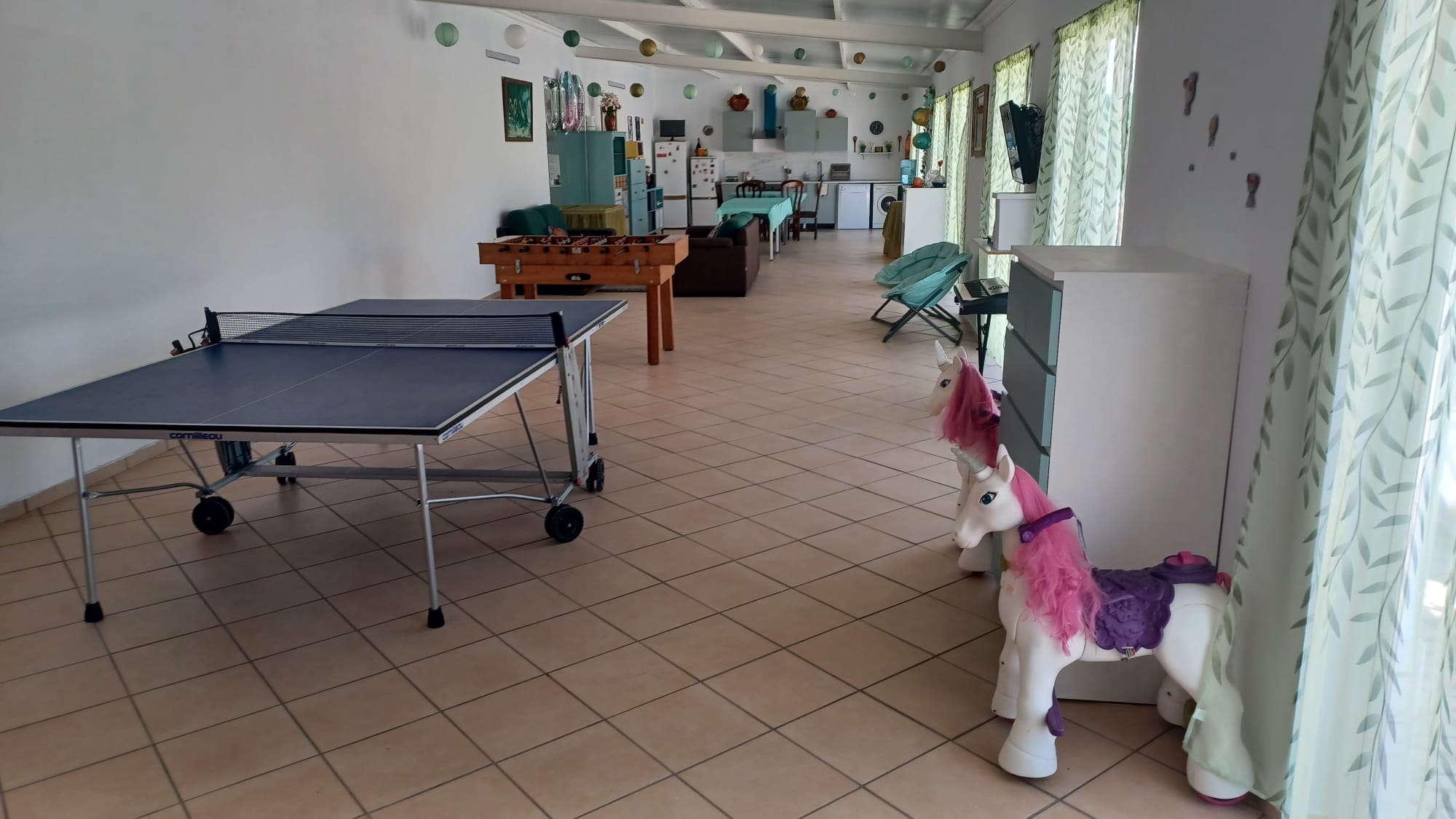 Área de jogos com matraquilhos e ping-pong
